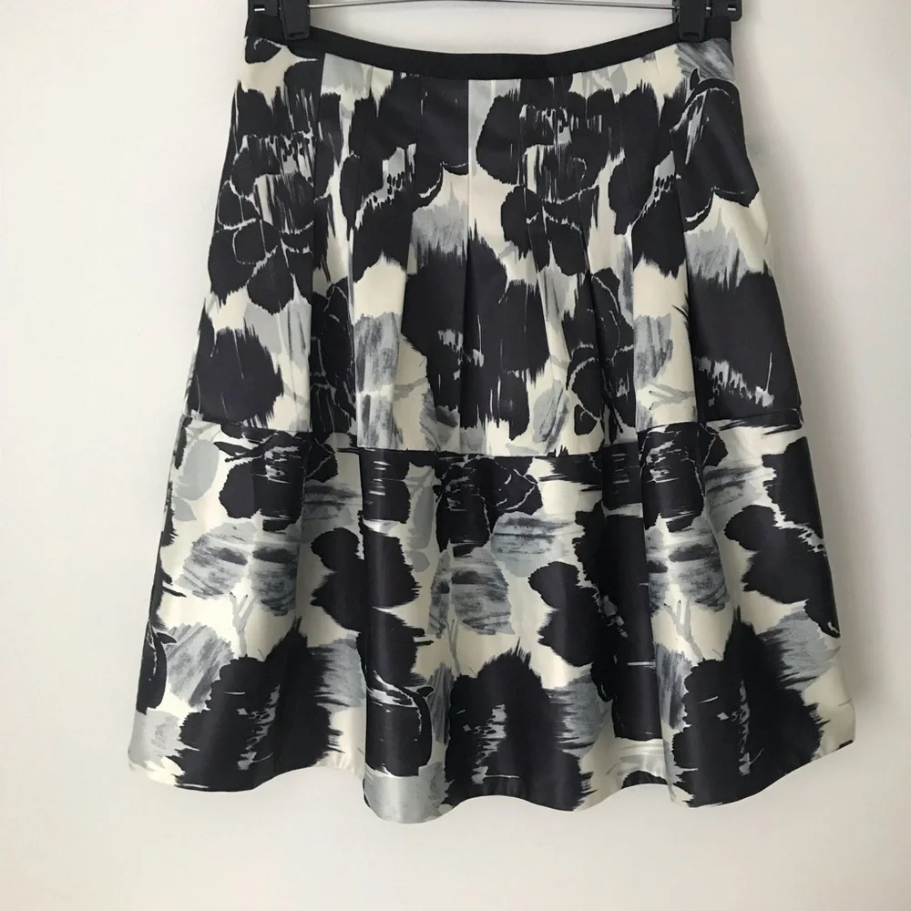 LIKE NEW! The Limited Sz 2 Skirt Grey Black Floral Pleated Flare A-Line …